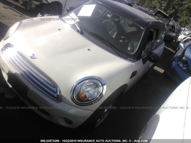 WMWML33579TX33561 - 2009 MINI COOPER CLUBMAN WHITE photo 2