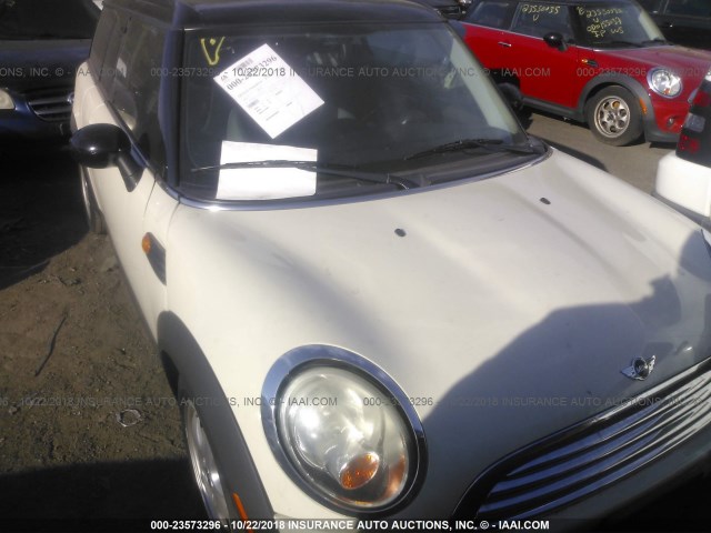 WMWML33579TX33561 - 2009 MINI COOPER CLUBMAN WHITE photo 6