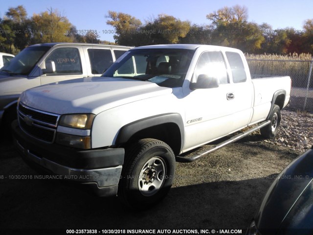 1GCHC29U57E102662 - 2007 CHEVROLET SILVERADO C2500 HEAVY DUTY WHITE photo 2