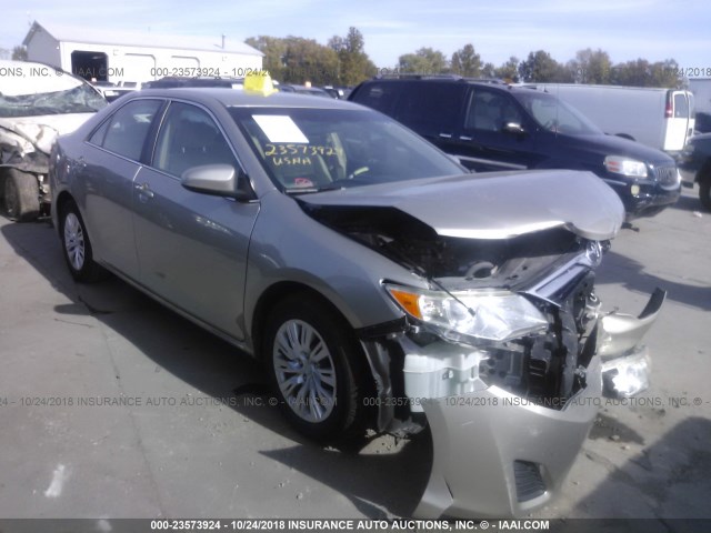 4T1BF1FKXEU398867 - 2014 TOYOTA CAMRY L/SE/LE/XLE 银色 照片 1