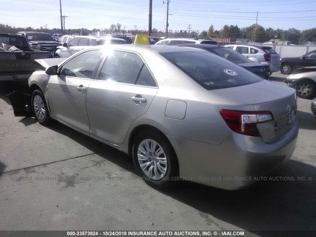 4T1BF1FKXEU398867 - 2014 TOYOTA CAMRY L/SE/LE/XLE 银色 照片 3