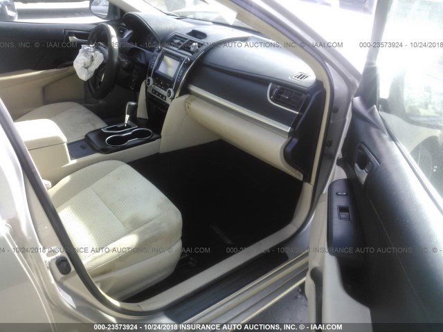 4T1BF1FKXEU398867 - 2014 TOYOTA CAMRY L/SE/LE/XLE 银色 照片 5