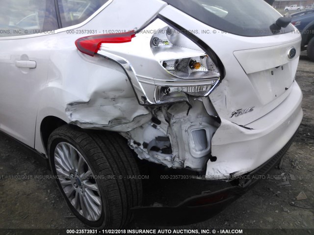 1FAHP3N2XCL245214 - 2012 FORD FOCUS TITANIUM WHITE photo 6