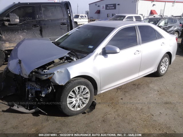 4T4BF1FKXCR178342 - 2012 TOYOTA CAMRY SE/LE/XLE SILVER photo 2