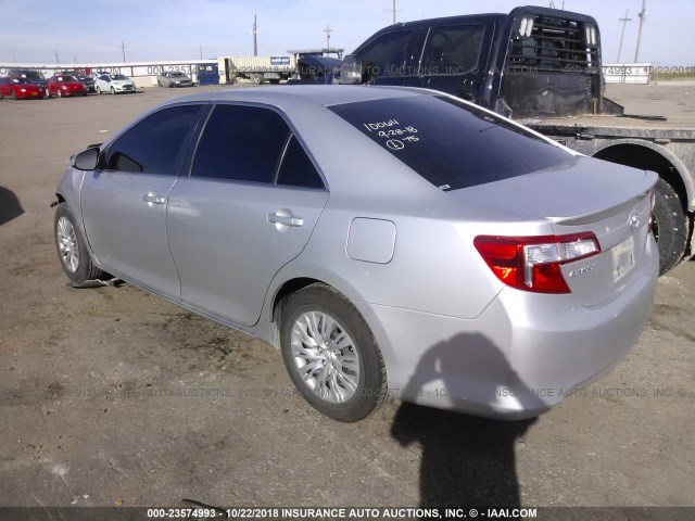 4T4BF1FKXCR178342 - 2012 TOYOTA CAMRY SE/LE/XLE SILVER photo 3