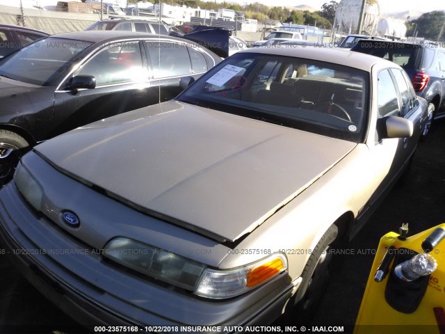 2FACP73W6NX207878 - 1992 FORD CROWN VICTORIA  GOLD photo 2