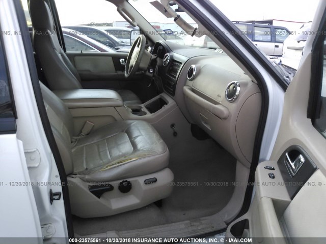 1FMFU17525LA22945 - 2005 FORD EXPEDITION EDDIE BAUER WHITE photo 5