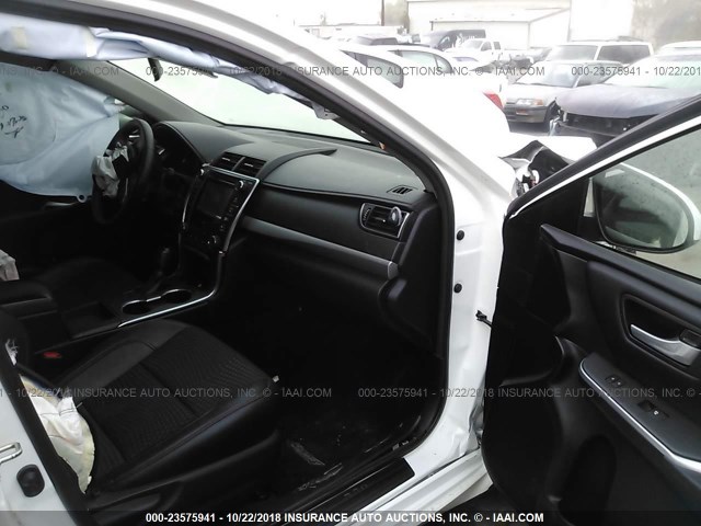 4T1BF1FK7FU492433 - 2015 TOYOTA CAMRY LE/XLE/SE/XSE WHITE photo 5