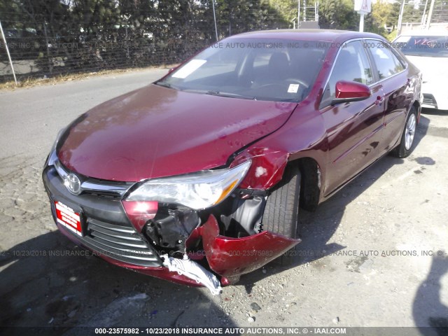 4T1BF1FK0GU587935 - 2016 TOYOTA CAMRY LE/XLE/SE/XSE RED photo 2