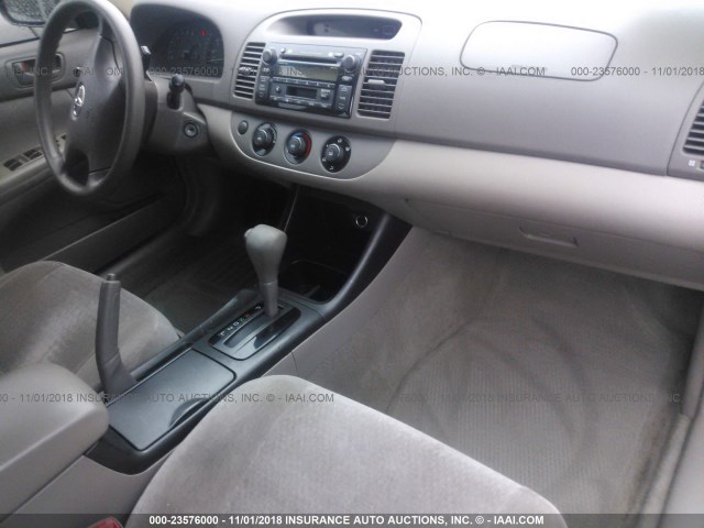 JTDBE32K140265350 - 2004 TOYOTA CAMRY LE/XLE 灰色 照片 5