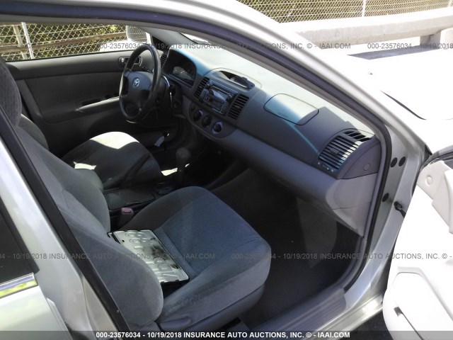 JTDBE32K840293629 - 2004 TOYOTA CAMRY LE/XLE Gümüş foto 5