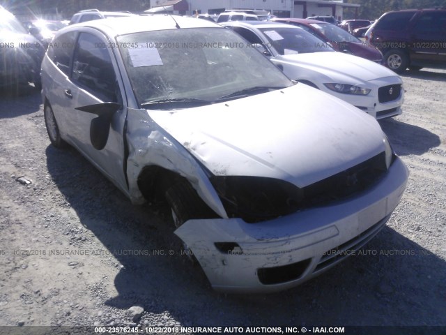 1FAFP31N47W140275 - 2007 FORD FOCUS ZX3/S/SE/SES SILVER photo 1