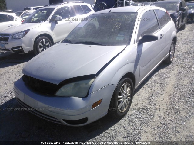 1FAFP31N47W140275 - 2007 FORD FOCUS ZX3/S/SE/SES SILVER photo 2