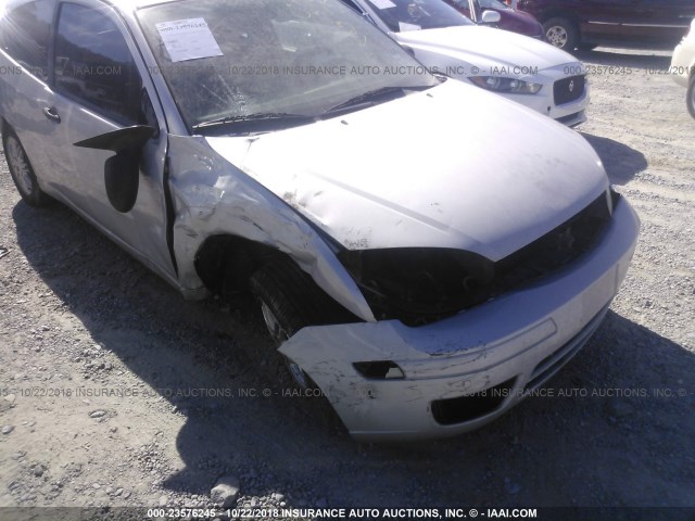 1FAFP31N47W140275 - 2007 FORD FOCUS ZX3/S/SE/SES SILVER photo 6