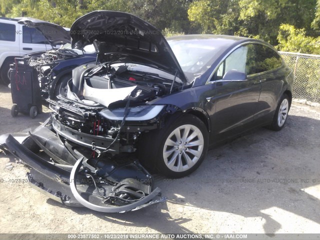 5YJXCDE47JF090095 - 2018 TESLA MODEL X GRAY photo 2