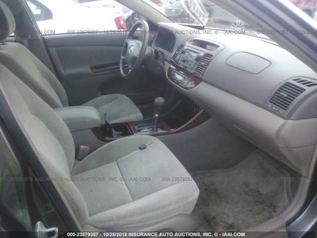 4T1BE32K42U535589 - 2002 TOYOTA CAMRY LE/XLE/SE GRAY photo 5