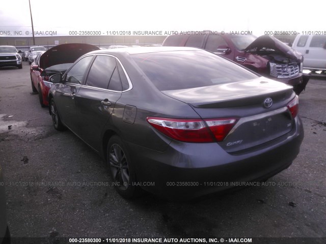 4T1BF1FK9GU144523 - 2016 TOYOTA CAMRY LE/XLE/SE/XSE GRAY photo 3
