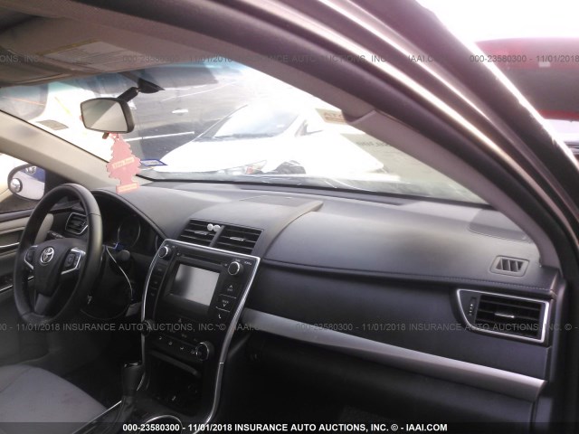 4T1BF1FK9GU144523 - 2016 TOYOTA CAMRY LE/XLE/SE/XSE GRAY photo 5