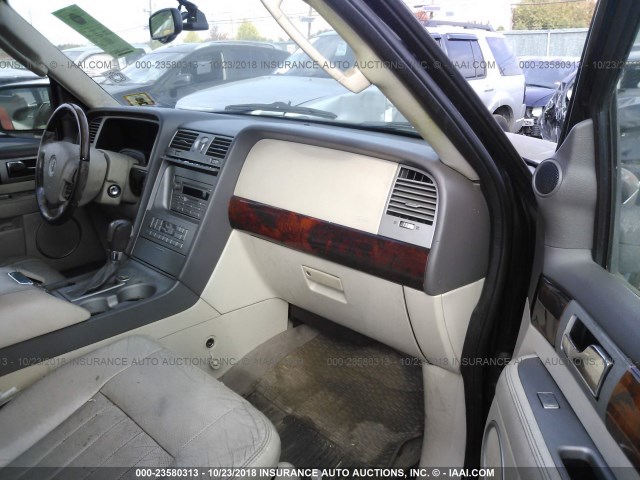 5LMFU28R74LJ13874 - 2004 LINCOLN NAVIGATOR Қара фото 5