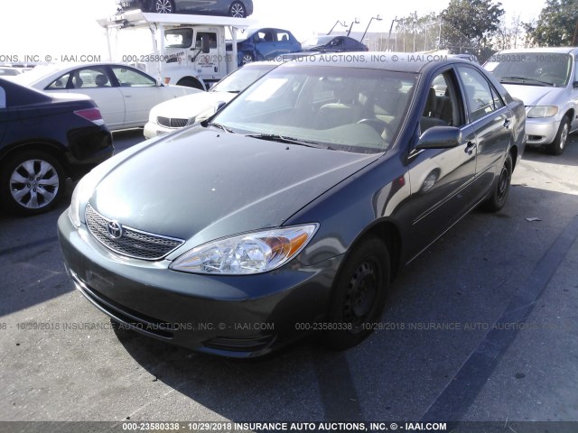 JTDBE32K330145581 - 2003 TOYOTA CAMRY LE/XLE GREEN photo 2
