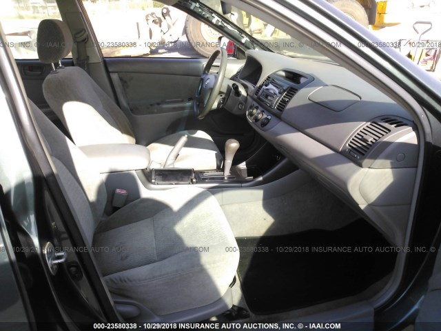 JTDBE32K330145581 - 2003 TOYOTA CAMRY LE/XLE GREEN photo 5