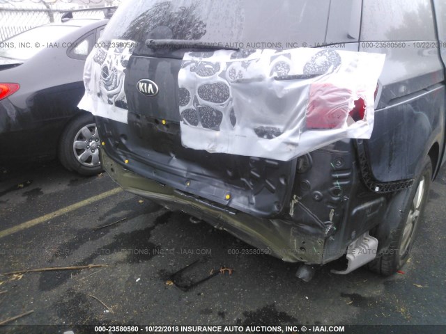 KNDMB5C17F6025397 - 2015 KIA SEDONA LX GRAY photo 6