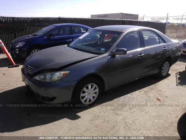 4T1BE32K95U573100 - 2005 TOYOTA CAMRY LE/XLE/SE GRAY photo 2