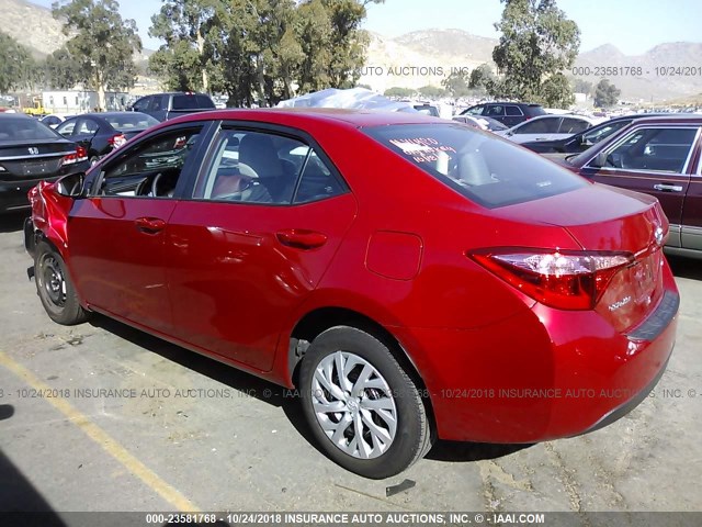 5YFBURHE6JP785066 - 2018 TOYOTA COROLLA L/LE/XLE/SE/XSE RED photo 3