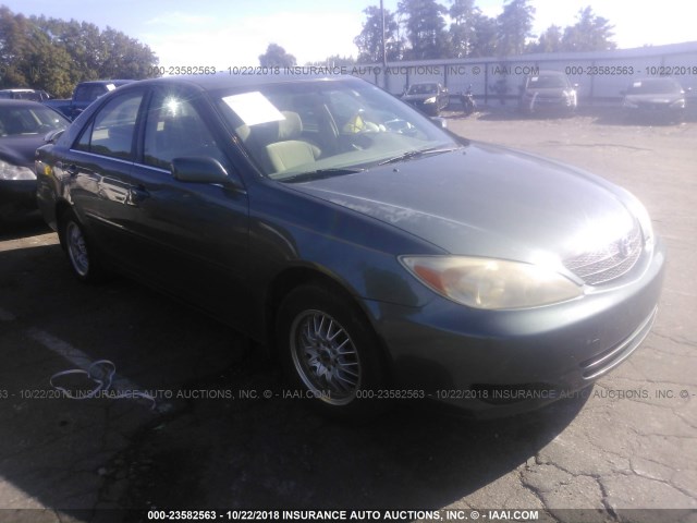 JTDBE32K220079717 - 2002 TOYOTA CAMRY LE/XLE/SE GRAY photo 1