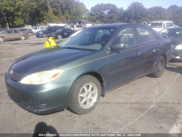 JTDBE32K220079717 - 2002 TOYOTA CAMRY LE/XLE/SE GRAY photo 2