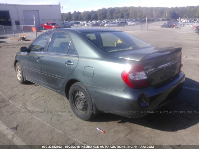 JTDBE32K220079717 - 2002 TOYOTA CAMRY LE/XLE/SE GRAY photo 3