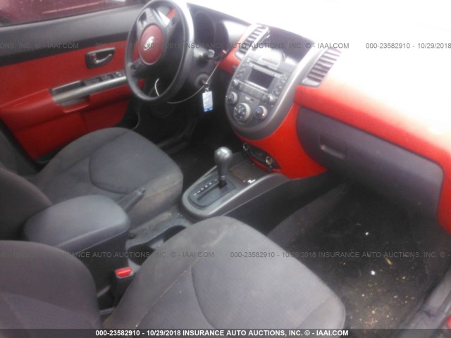 KNDJT2A22A7044758 - 2010 KIA SOUL +/!/SPORT RED photo 5