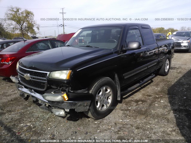 2GCEC19VX61267693 - 2006 CHEVROLET SILVERADO C1500 BLACK photo 2