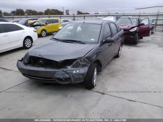 1FAFP34N46W104256 - 2006 FORD FOCUS ZX4 GRAY photo 2