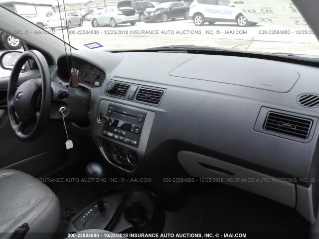 1FAFP34N46W104256 - 2006 FORD FOCUS ZX4 GRAY photo 5