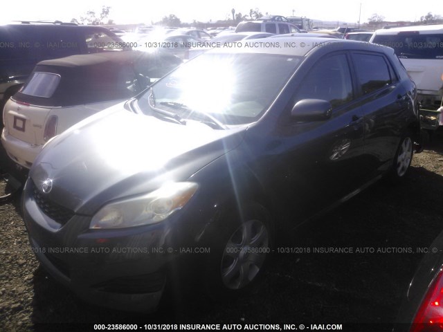 2T1KU40EX9C026432 - 2009 TOYOTA COROLLA MATRIX  GRAY photo 2