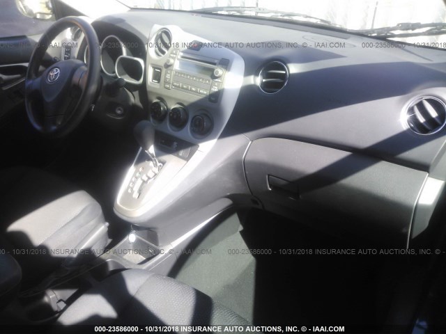 2T1KU40EX9C026432 - 2009 TOYOTA COROLLA MATRIX  GRAY photo 5