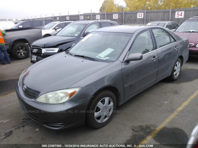 4T1BE32K83U700898 - 2003 TOYOTA CAMRY LE/XLE/SE GRAY photo 2