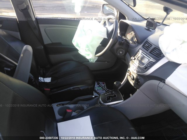 KMHCT4AE4GU032731 - 2016 HYUNDAI ACCENT SE SILVER photo 5