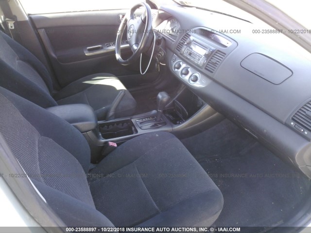 JTDBF32K020015592 - 2002 TOYOTA CAMRY LE/XLE/SE SILVER photo 5