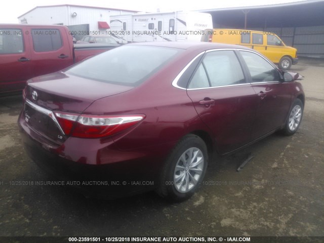 4T1BF1FK0HU671268 - 2017 TOYOTA CAMRY LE/XLE/SE/XSE RED photo 4