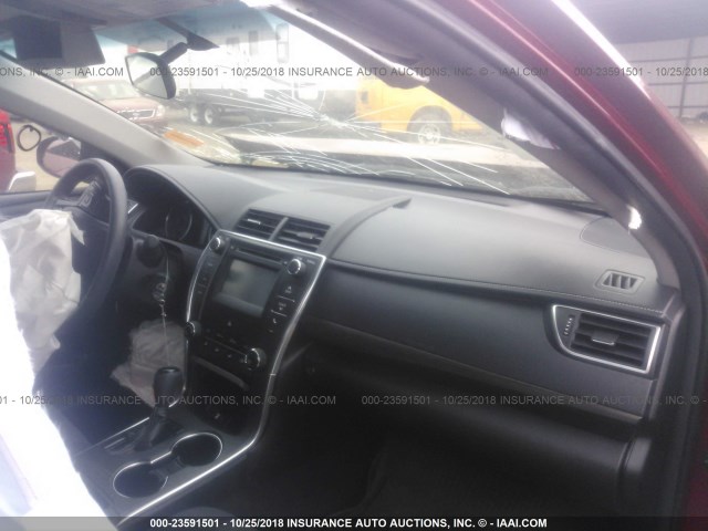 4T1BF1FK0HU671268 - 2017 TOYOTA CAMRY LE/XLE/SE/XSE RED photo 5