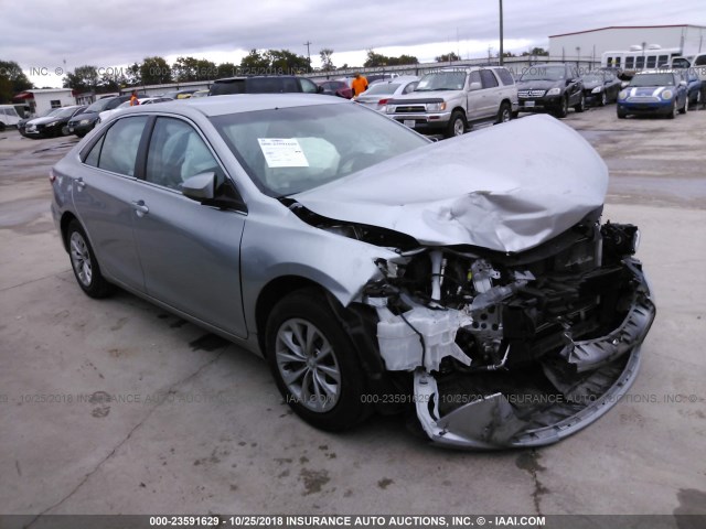 4T1BF1FK2GU215304 - 2016 TOYOTA CAMRY LE/XLE/SE/XSE SILVER photo 1
