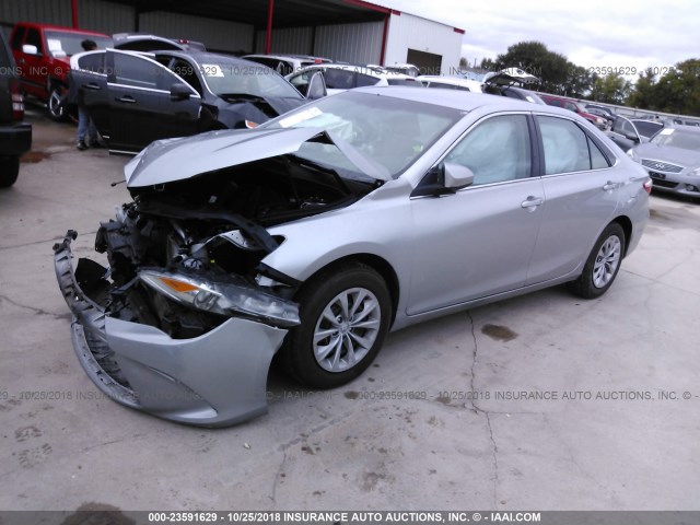 4T1BF1FK2GU215304 - 2016 TOYOTA CAMRY LE/XLE/SE/XSE SILVER photo 2