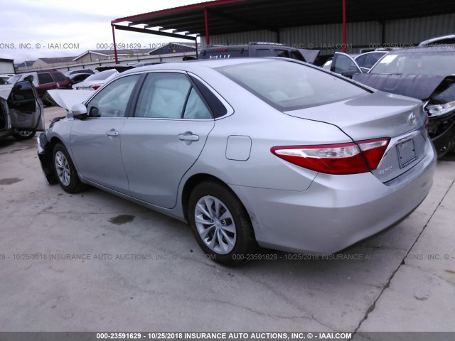 4T1BF1FK2GU215304 - 2016 TOYOTA CAMRY LE/XLE/SE/XSE SILVER photo 3