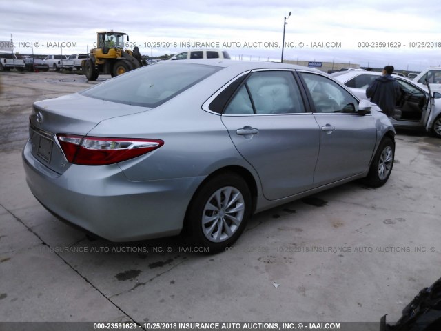 4T1BF1FK2GU215304 - 2016 TOYOTA CAMRY LE/XLE/SE/XSE SILVER photo 4