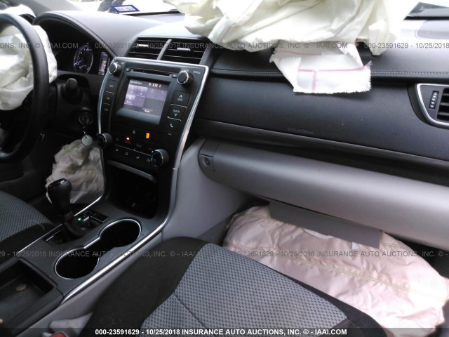 4T1BF1FK2GU215304 - 2016 TOYOTA CAMRY LE/XLE/SE/XSE SILVER photo 5