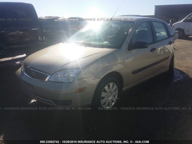 1FAFP34N76W188900 - 2006 FORD FOCUS ZX4 GOLD photo 2