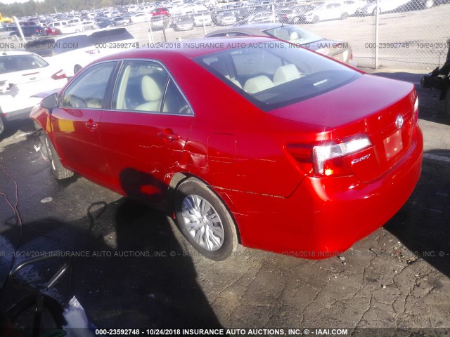 4T1BF1FK8EU831764 - 2014 TOYOTA CAMRY L/SE/LE/XLE RED photo 3