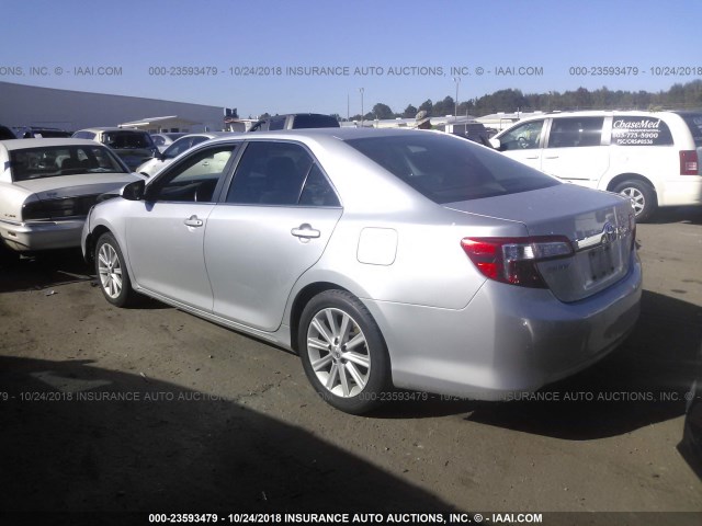 4T1BF1FKXCU157856 - 2012 TOYOTA CAMRY SE/LE/XLE SILVER photo 3